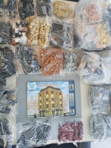 Lepin 15016 Apple Square University box contents